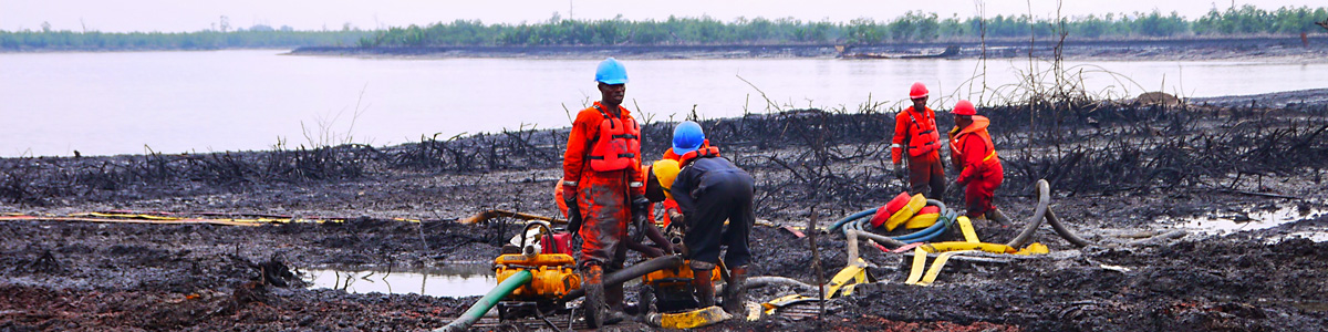 oil-spill-bodo-pumping